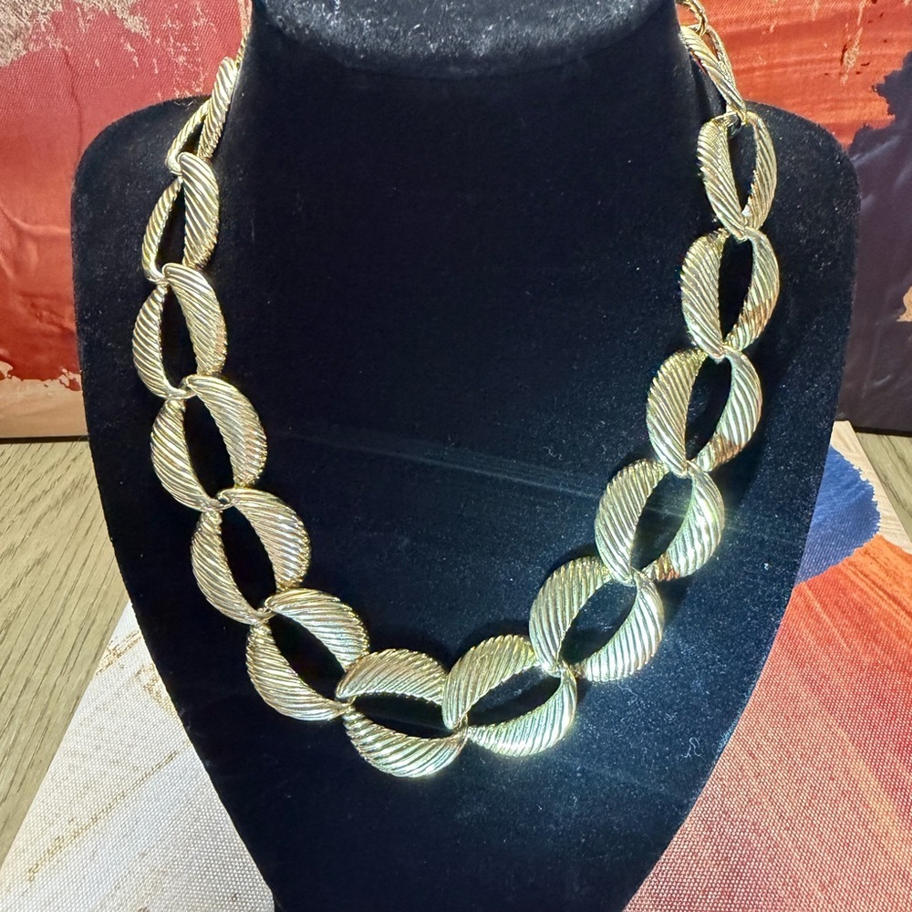 Vintage Elegant Gold-Tone Necklace